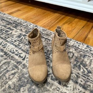Matisse Tan Suede Ankle Booties with Classic Design size 7.5